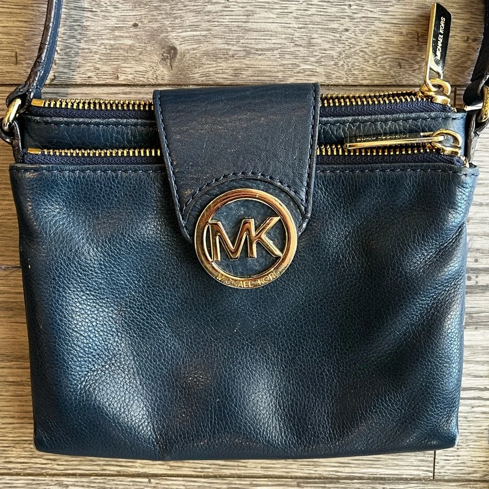 Michael Kors Navy Leather Crossbody Purse Well Loved Zipper Pockets Snap Pockets